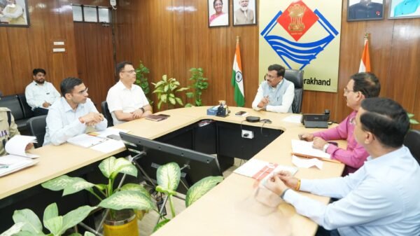 मुख्य सचिव आनंद बर्धन ने देहरादून की यातायात व्यवस्था सुधार को लेकर ली बैठक, अधिकारियों को दिए महत्वपूर्ण निर्देश
